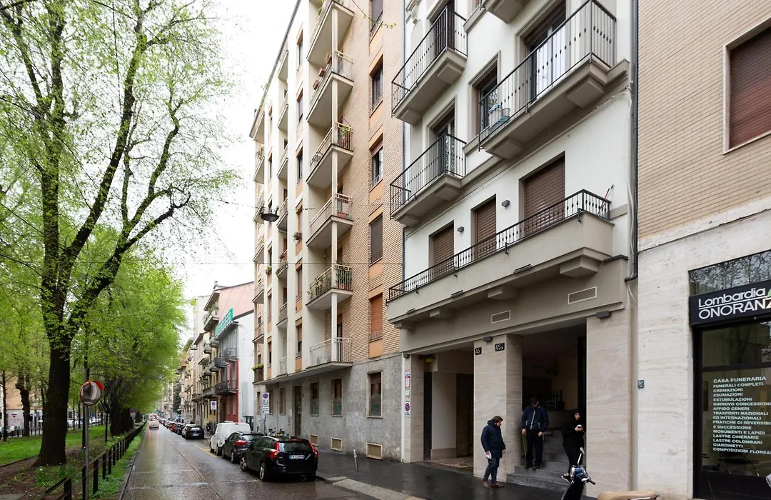 Guesthost - Mac Mahon - Colorful Apartment With Balcony!-1
