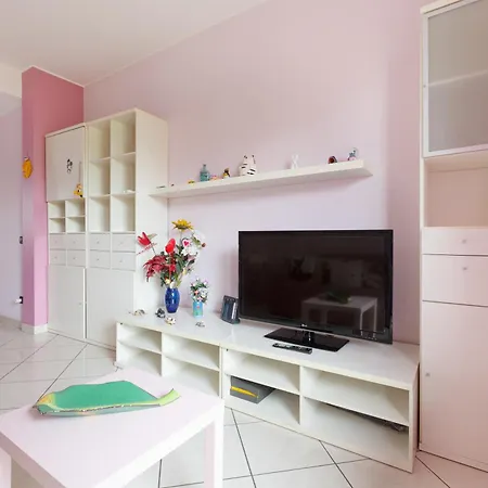 Guesthost - Mac Mahon - Colorful Apartment With Balcony!-3