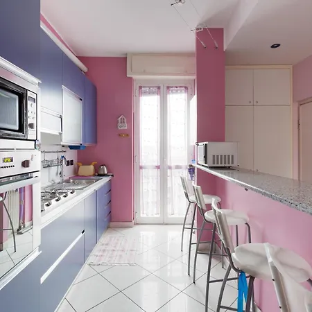 Guesthost - Mac Mahon - Colorful Apartment With Balcony!-2